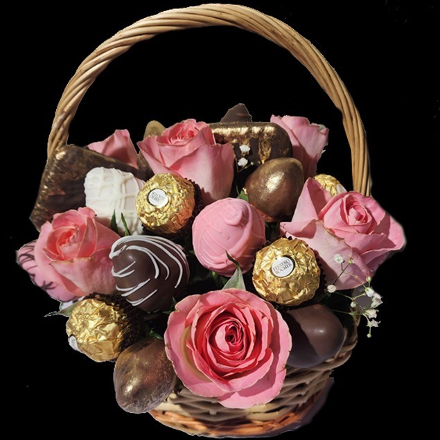 Hermosas rosas rosas con ferreros y fresas cubiertas de chocolate