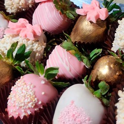 Hermosa caja de fresas con toques de chocolate rosa y oro