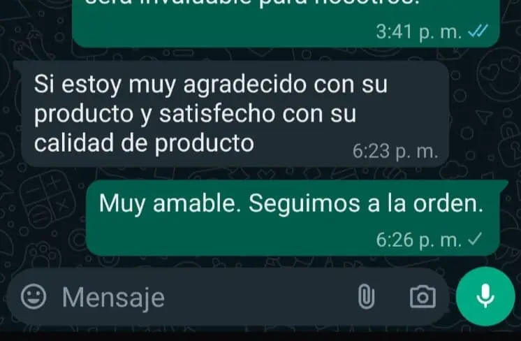 Esposa feliz por causa de seu arranjo de frutas com flore